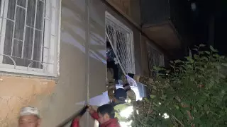 Пожарные спасли 12 человек из горящего дома в Усть-Каменогорске