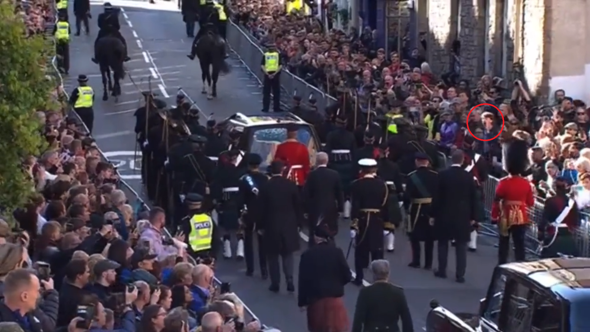 Умер британский король. Похороны Елизаветы 2 кортеж. Траурная процессия. Многолюдные траурные процессии. Фото траурной процессии.