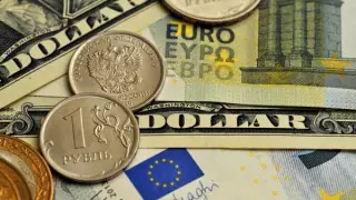 Названы официальные курсы доллара и рубля на 16 сентября