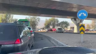 "Стоим здесь 40 минут": на затор в районе "Алтын Орды" пожаловались алматинцы