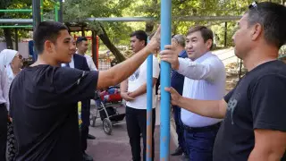 Аким Шымкента осмотрел спортивные площадки во дворах многоэтажек