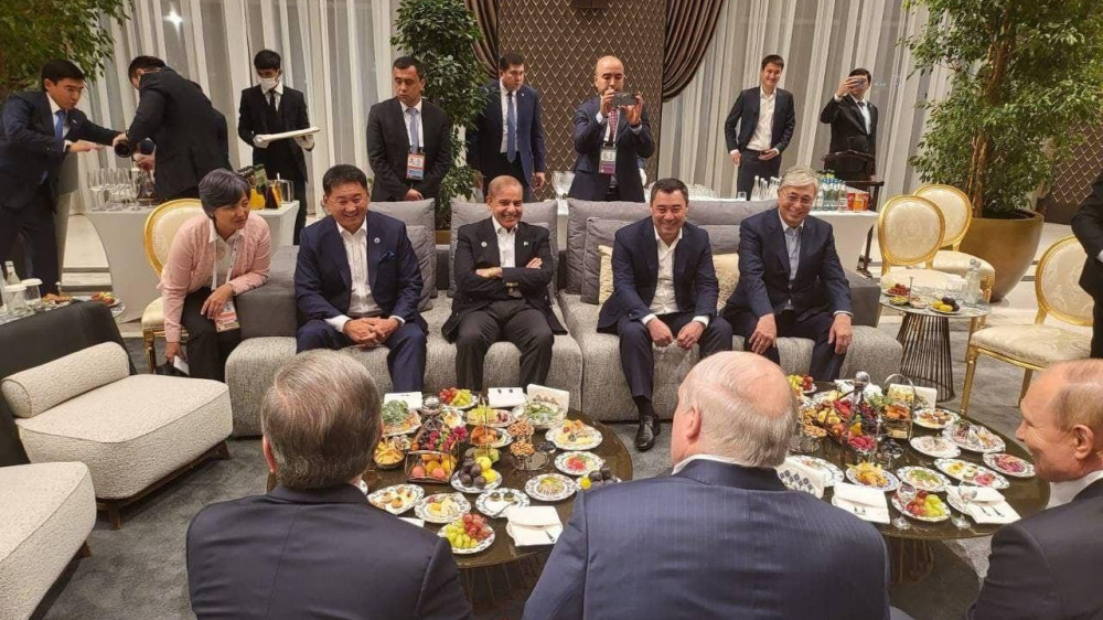 Лидеры стран ШОС провели неформальную встречу без галстуков