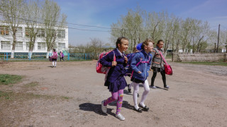 "Дети до сих пор читать не умеют": в Туркестанской области школьники вынуждены учиться в четыре смены