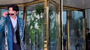 Всемирно известный тиктокер примерил чапан и покорил казахстанцев