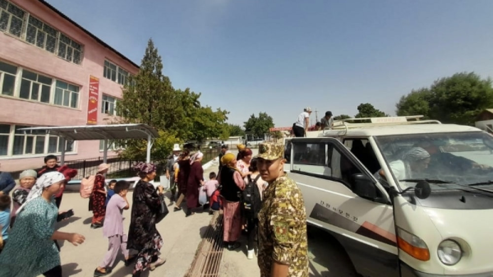 Жители Лейлекского района Баткенской области покидают свои дома во время обстрелов со стороны таджикских военных. © РИА Новости