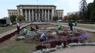 Почти 100 тысяч цветов уничтожили зрители концерта в Алматы