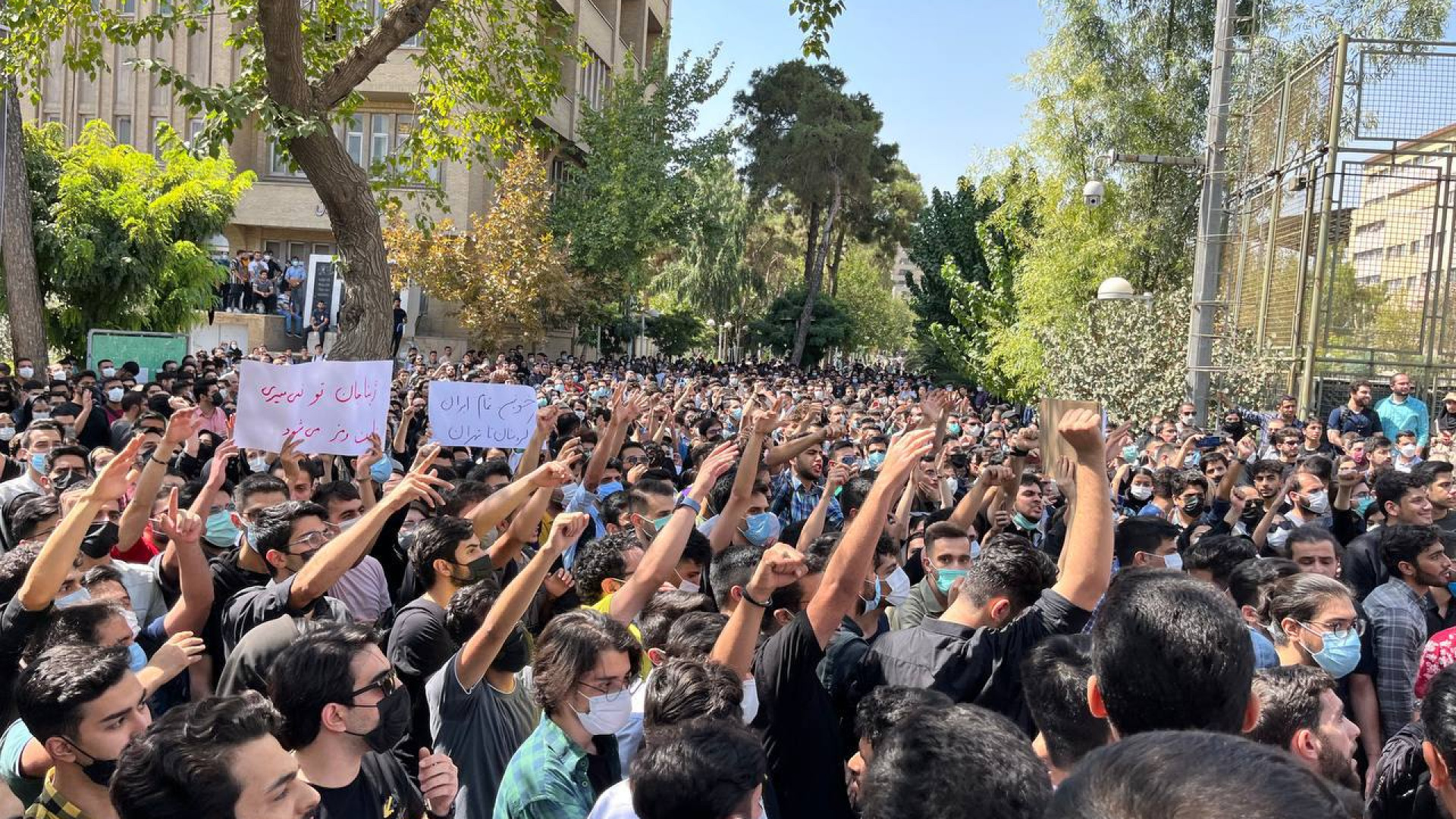 Ситуация в иране последние новости. Протесты в Иране Махса амини. Протесты в Иране 2022 женщины.