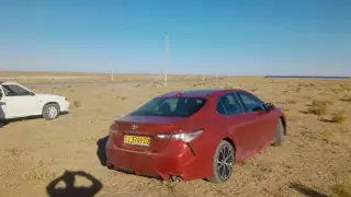 Швейцарцы заблудились по пути к Аралу и бросили машину в степи