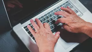 Мошенник обманул влюбленную пенсионерку из Актобе на 36 миллионов