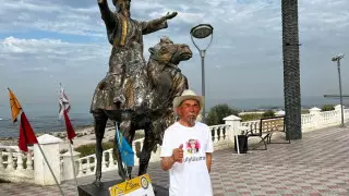 Улытауский путешеств­енник, преодолев 8 тысяч километров пешк­ом, добрался до Актау