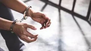 Полицейского осудили за мошенничество и незаконное изъятие чужих документов в Караганде