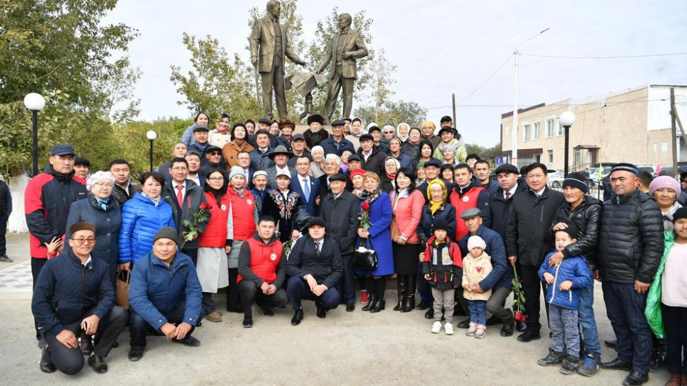 Маулен Ашимбаев открыл памятник Ахмету Байтурсынулы и Миржакыпу Дулатулы