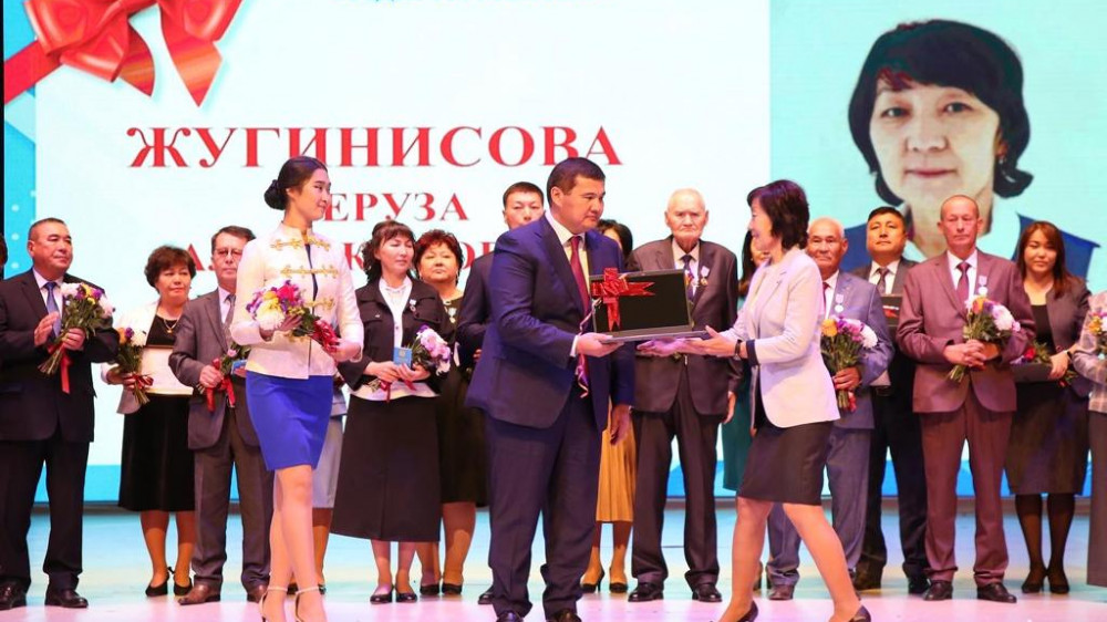 Аким Кызылординской области наградил лучших учителей