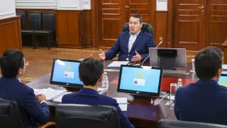 Разгрузить школьников от тяжелых рюкзаков поручил премьер Смаилов