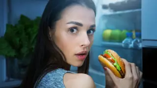 "Ночная жрица": почему вечером хочется есть больше, чем утром, и что с этим делать