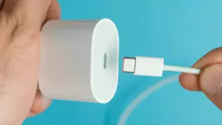 Закон о едином зарядном устройстве для гаджетов приняли в ЕС