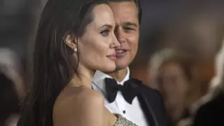 "Бил по лицу и душил". Джоли обвинила Питта в избиении ее и детей