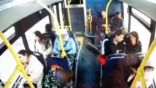 Ребенок получил травму в алматинском автобусе: появилось видео из салона