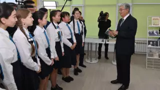 Школьники подарили Токаеву книгу и сделали с ним селфи