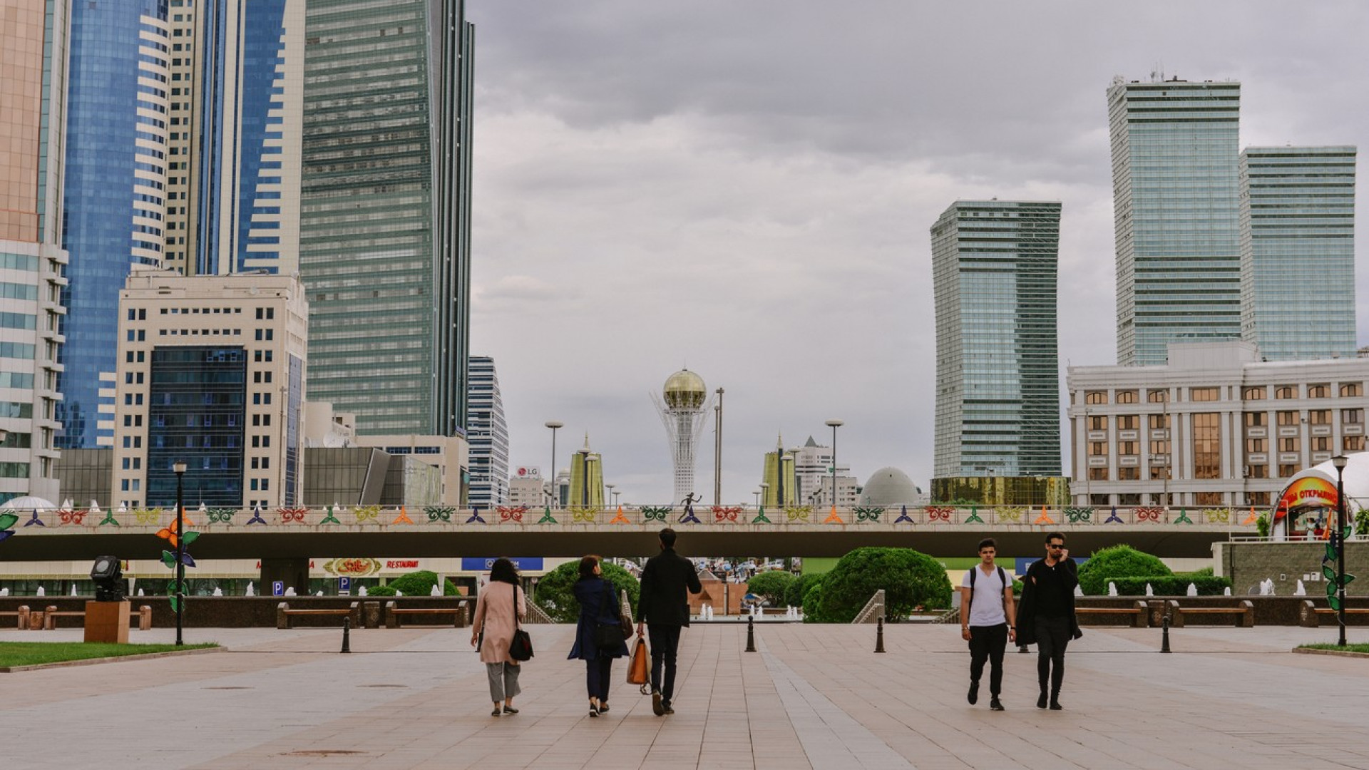 Откладывают дела, ходят в пижамах и всегда готовы помочь: Астана ...