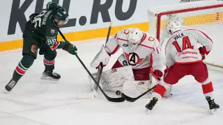 "Малой кровью не отделается". В КХЛ "сломали" игрока сборной Казахстана