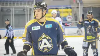 Шедевр? Казахстанский хоккеист сделал необычный подарок жене