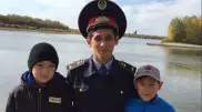 Полицейский вытащил на берег двух тонувших в Иртыше школьников