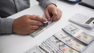 Курс доллара начал неделю с роста