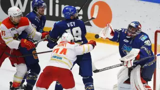 "Куда там казахам". Вратарь "Барыса" удивил голевой передачей в КХЛ