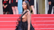 52-летняя Наоми Кэмпбелл затмила молодых моделей на показе McQueen