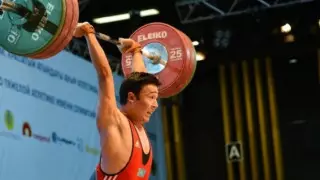 Казахстанский штангист давил на конкурентов из Узбекистана, но остался без медали ЧА