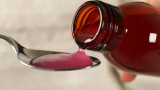 Индия остановила производство сиропа от кашля после гибели детей в Гамбии