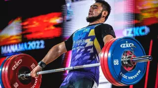 Обошел на килограмм: казахстанец вырвал золото ЧА по тяжелой атлетике