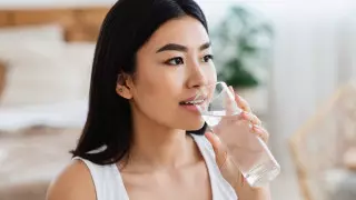 Кому нельзя пить воду во время еды, объяснила диетолог