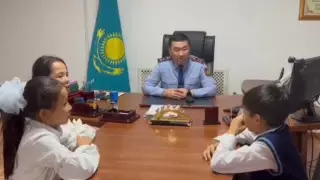 Детей, снявших вора на телефон, наградили в Туркестанской области