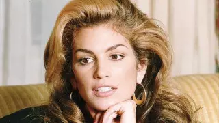 Двойник Синди Кроуфорд: Кайя Гербер затмила всех на белой дорожке