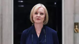 Премьер Британии отказалась уходить в отставку