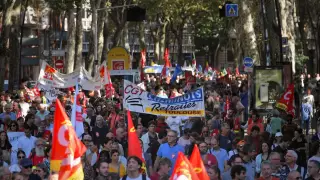 Французы вышли на забастовку, требуя повысить минимальную зарплату до 2000 евро