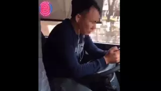 Игравшего в телефоне за рулем водителя автобуса наказали в Караганде