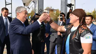 Силач из Конаева показал Токаеву трюк с гвоздями