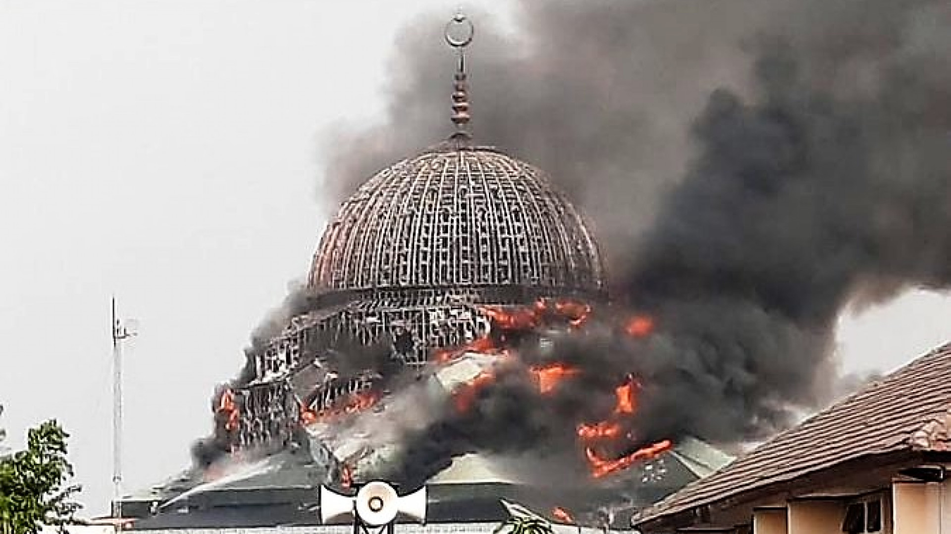 Исламский сонник пожар. Большая мечеть Исламского центра в Джакарте. В Индонезии рухнул купол мечети. Индонезия купол. Пожар в мечети.