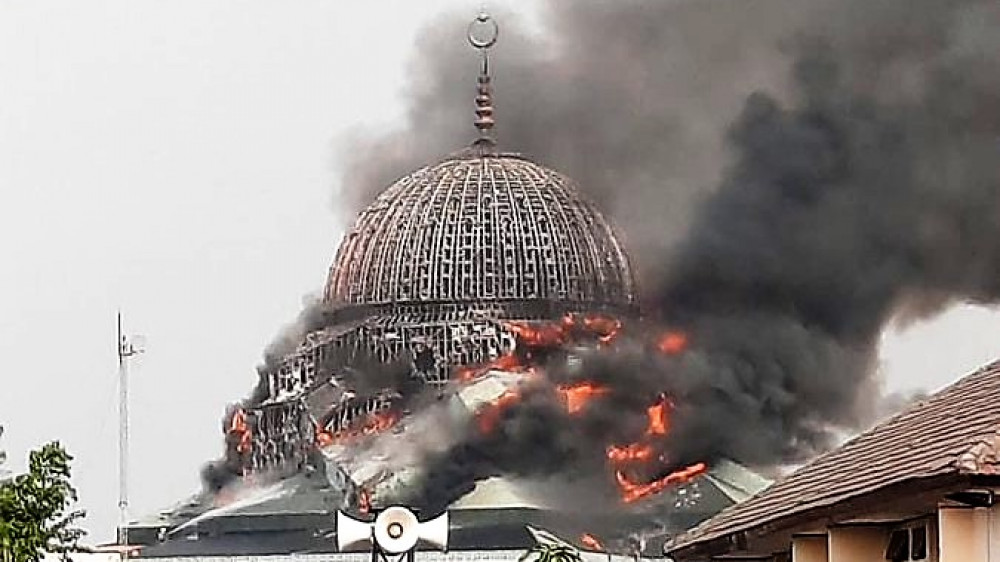 Обрушение горящего купола Джакартского исламского центра попало на видео