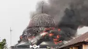 Обрушение горящего купола Джакартского исламского центра попало на видео