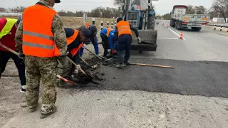 Рабочие закатали в асфальт железнодорожные пути в Уштобе