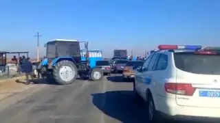 Из-за проблем с продажей хлопка сельчане перекрыли дорогу в Туркестанской области