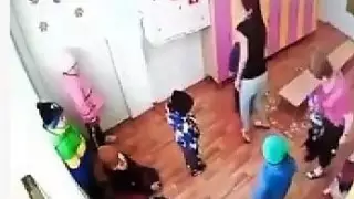 Воспитатель била малышей в коррекционном детском саду в Аксу