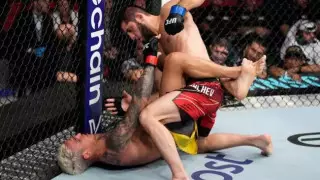 Махачев стал новым чемпионом UFC в легком весе