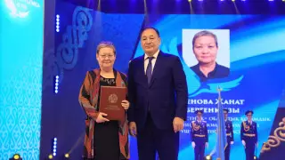 Госнаграды присудили актюбинцам накануне Дня Республики