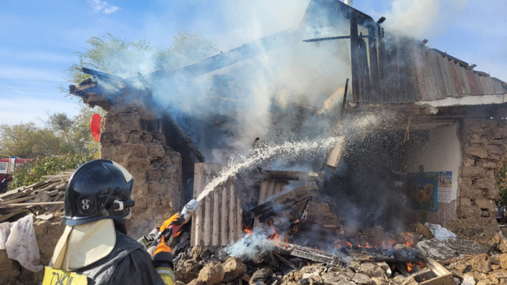 4 человека с ожогами попали в больницу после пожара в Актюбинской области