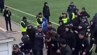 Судью забросали бутылками после матча "Акжайык" - "Кызыл-Жар" в Уральске